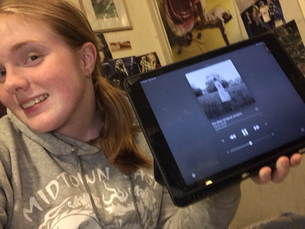 swiftameme1's tweet photo. @taylornation13 A years difference <3 #1YearOfFolklore https://t.co/BqomYUc7jy