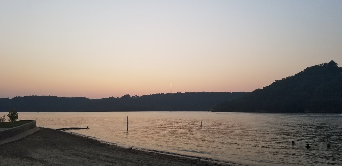 knoxroadtripper's tweet photo. Still thinking about sundown at the Sunset Dock in Byrdstown, TN. Dale Hollow Lake is a great treasure isn't it? #travel #roadtrip #madeintn https://t.co/eLD8I3FlUq