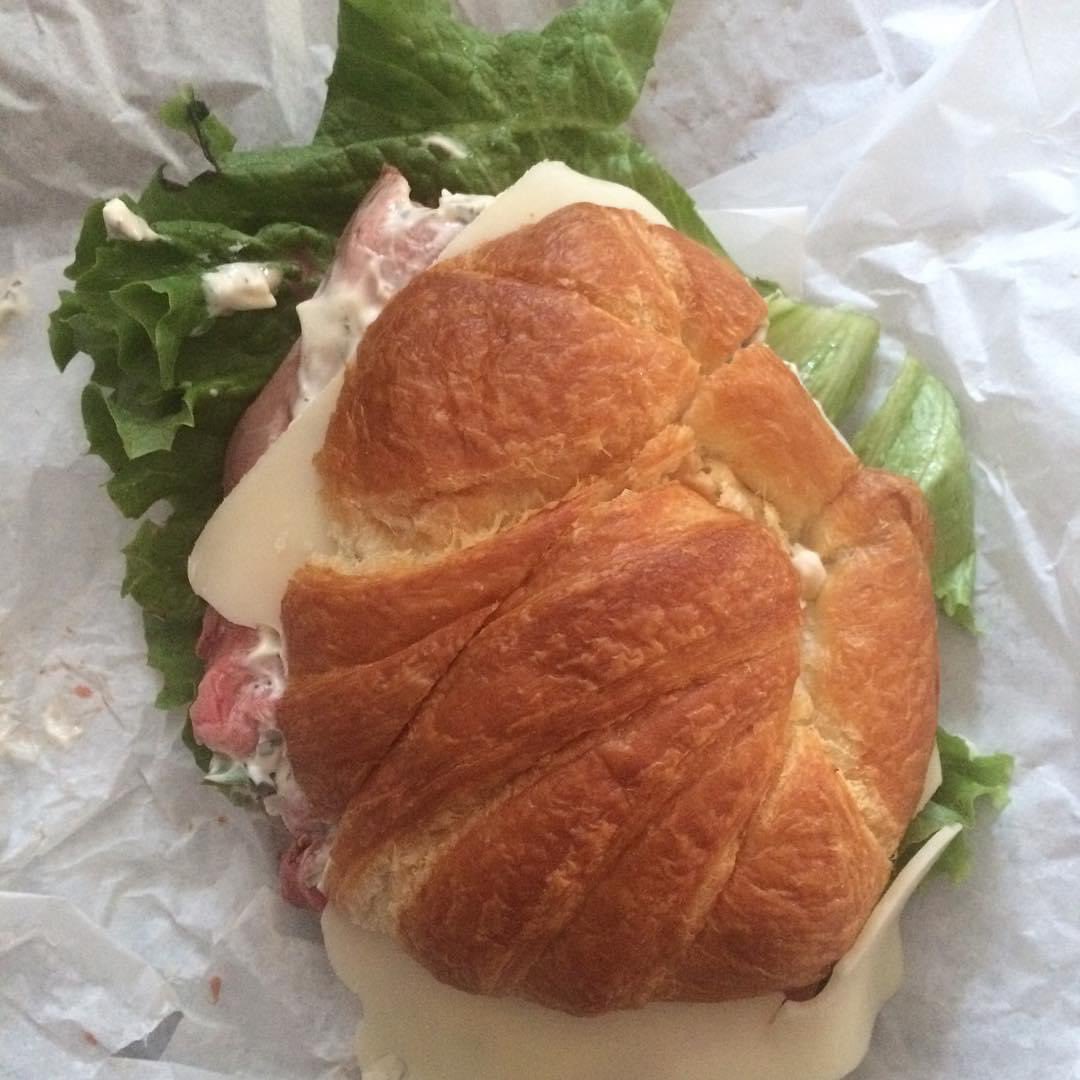 BrittneyStephan's tweet photo. @MorningBrew Without a doubt, it’s Al’s Deli in Evanston, IL! https://t.co/D3pyQPH4mg