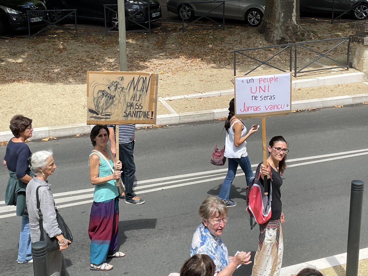 TerritoireM's tweet photo. #AntiPassSanitaire Dans la capitale de la #Dordogne les manifestants qui protestent contre sa mise en oeuvre continuaient de défiler à 15h30 ➡️ démonstration de force en cours ? https://t.co/u5eGEVL3eo @fedePS24 @LDordogne @enmarchefr @MoDem @UDI_off @PCF @EELVDordogne https://t.co/53Zh55AEDq