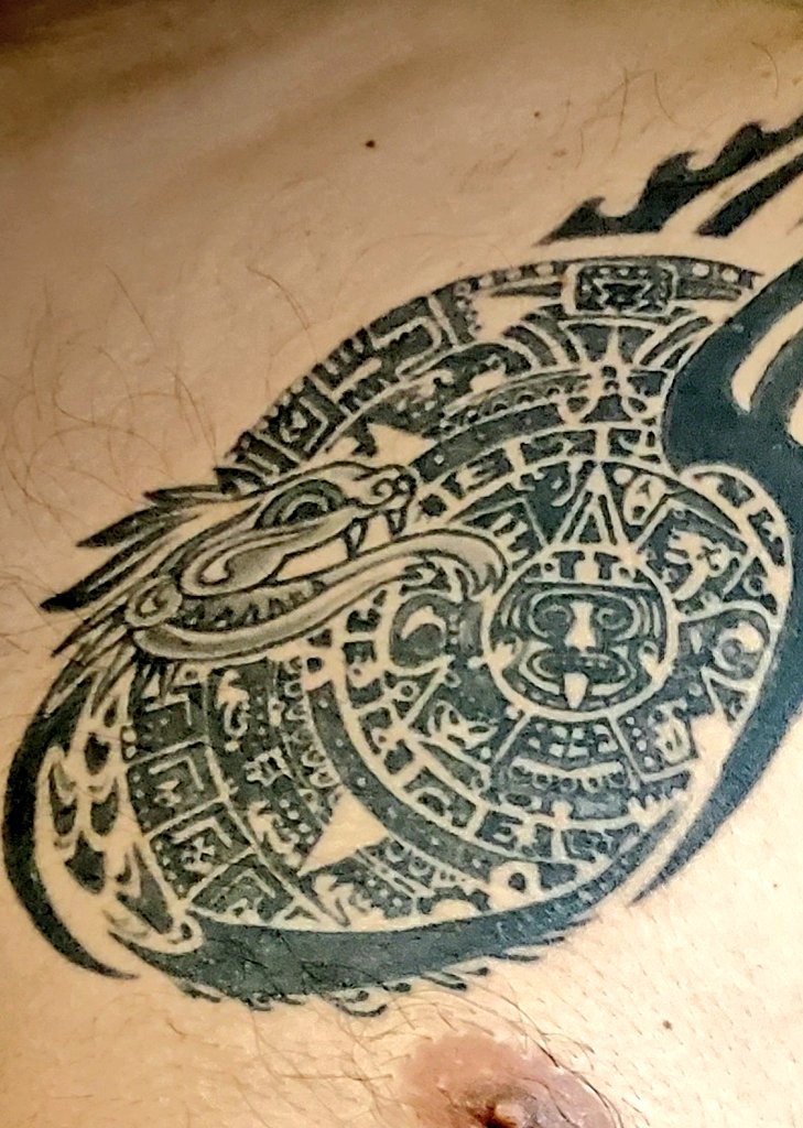 刺青師 彫季代 Horikiyo 始まりました メキシコ 日本な感じの模様 二つともお客さんの故郷 どちらも海で繋がっている という意味を込めて 日本風の波と アステカカレンダーに描かれている模様を合体させています 胸の部分のアステカカレンダーは