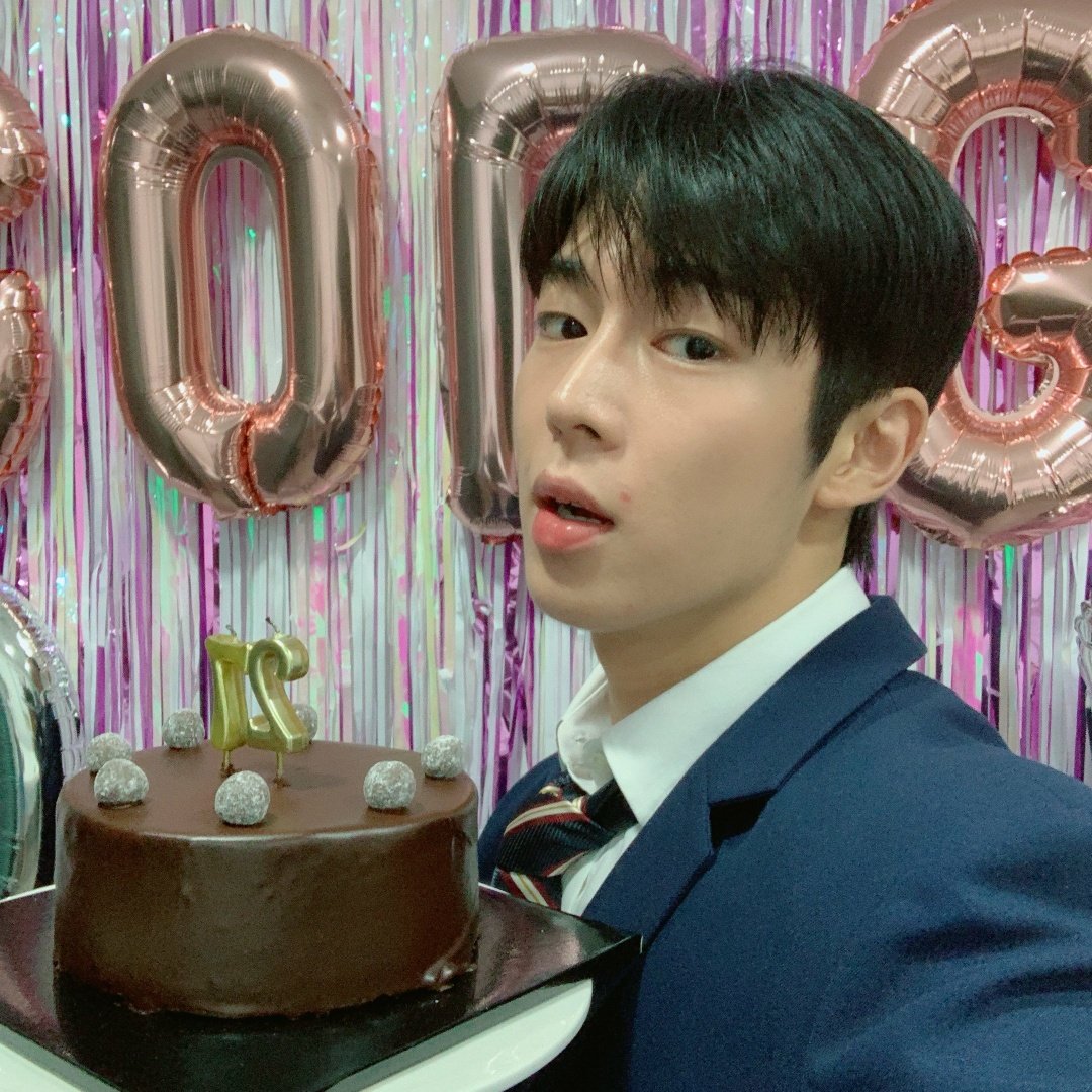 look at this baby with his cake 🥺