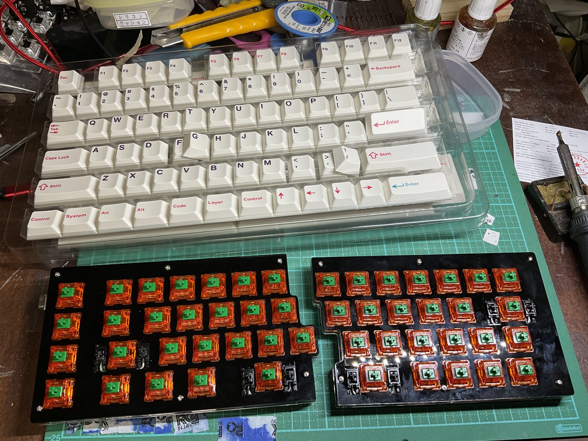 0002ozlet's tweet photo. 完成しました。スタビがある #cool950S です。50%分割キーボードです。左端に4キーを加えたので、50キーですが、実際は40％分割です。特徴はキーキャップのベースキット対応です。私の #自作キーボード の名称はcoolシリーズですが、だんだん系譜がややこしくなってきました。 https://t.co/WKH7aj6OOb