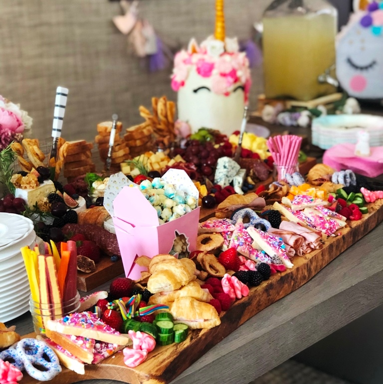 ElandraEvents's tweet photo. 🥂 ELANDRA SWEETNESS 🥂 You do not have to be 6-years old to appreciate a sweets bar at your party!  https://t.co/t7fDEKovvs #elandraevents #whistlerevents #ghosthost #ghosthosting #cakedecorating #eventmarketing #eventprofessional #weddingday #corporateevents #interiordesign https://t.co/tro7F1rJpe