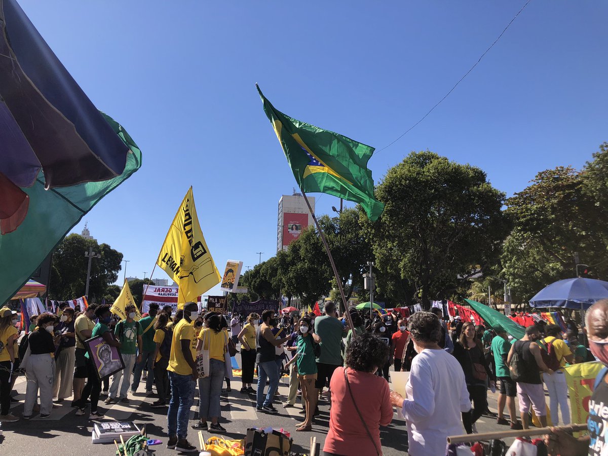 C est parti pour un quatrième samedi de manifestations contre Jair Bolsonaro dans tout le Brésil. Quand ailleurs on manifeste contre la vaccination obligatoire, ici on descend dans la rue parce que les vaccins manquent