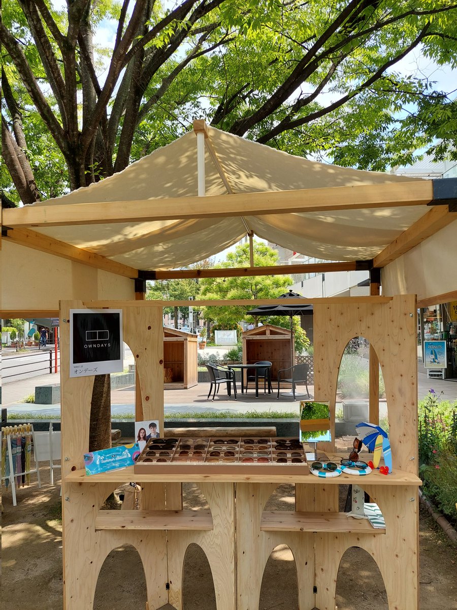 星が丘テラスの自然🌳🌼に囲まれた素敵な雰囲気の中で、テントとテーブルをお借りしてサングラスを並べて、オンデーズをご紹介😊
チラシを配るだけでは物足りないので、あるもの集めて簡易的な展開ですが、テラスの魔法にかかって雰囲気いい感じ！😉
#星が丘テラス
#オンデーズ
#星ヶ丘