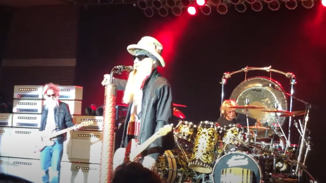 BLABBERMOUTHNET's tweet photo. ZZ TOP Performs Without Bassist DUSTY HILL In Illinois (Video) https://t.co/OXCqapqUlt https://t.co/bIz8WHHvJE