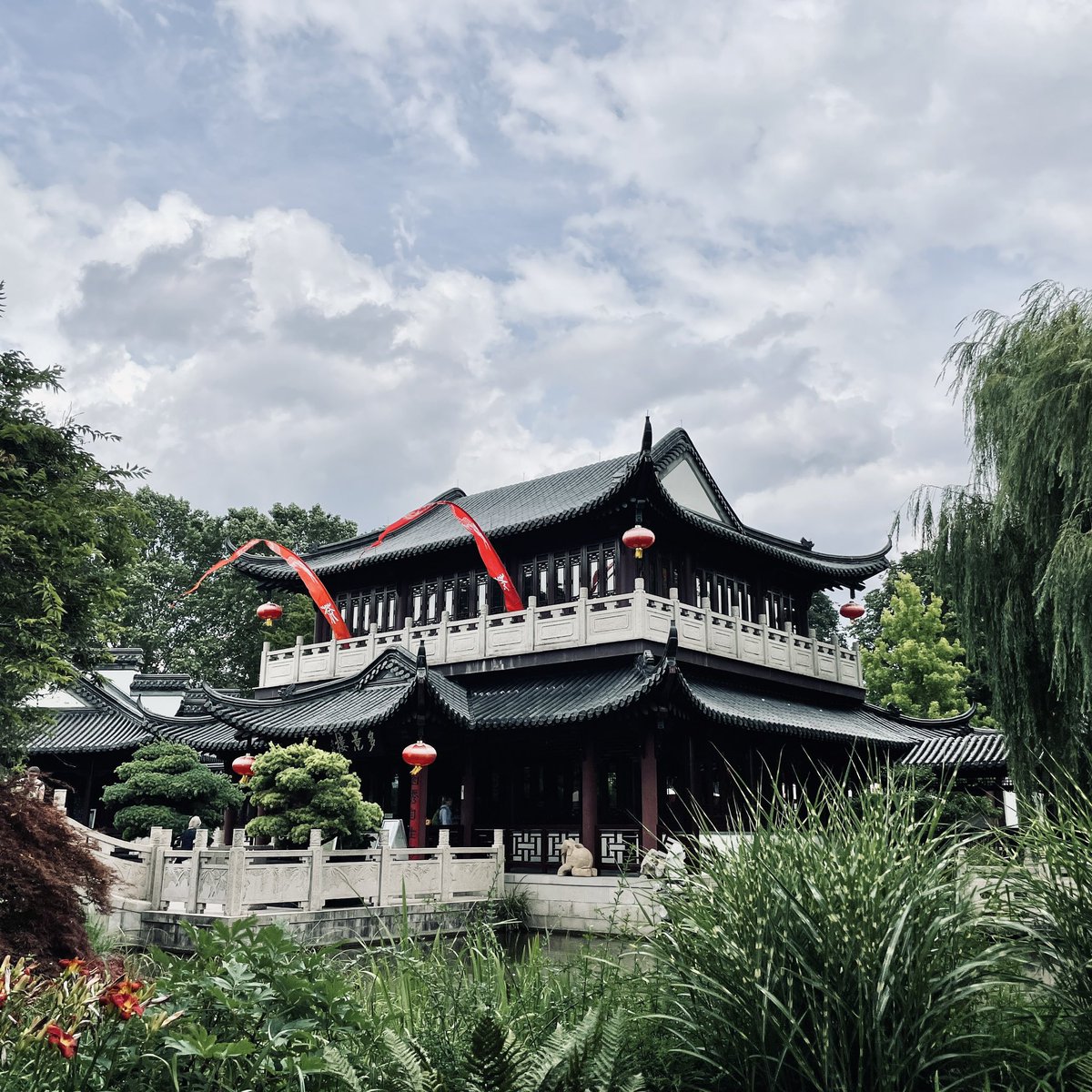 vielweib's tweet photo. Wo China in #Mannheim zu Hause ist? Im #Luisenpark. Der macht sich gerade chic für die #BuGa23 und in einem nach den Lehren des Feng Shui angelegten Garten liegt das größte original chinesische #Teehaus Europas. Macht bei einem Besuch unbedingt eine #Teepause 🥰 #werbung https://t.co/xpkoq0xR7r