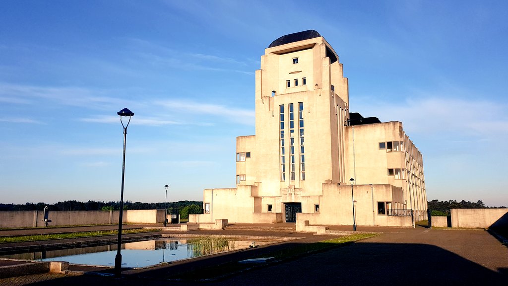 marcelbar8's tweet photo. Zie ik daar zowaar een opname van Suzan en Freek in #RadioKootwijk. Prachtig gebouw, ook die vloer... #Esscher-achtig https://t.co/blrAEtNsGK