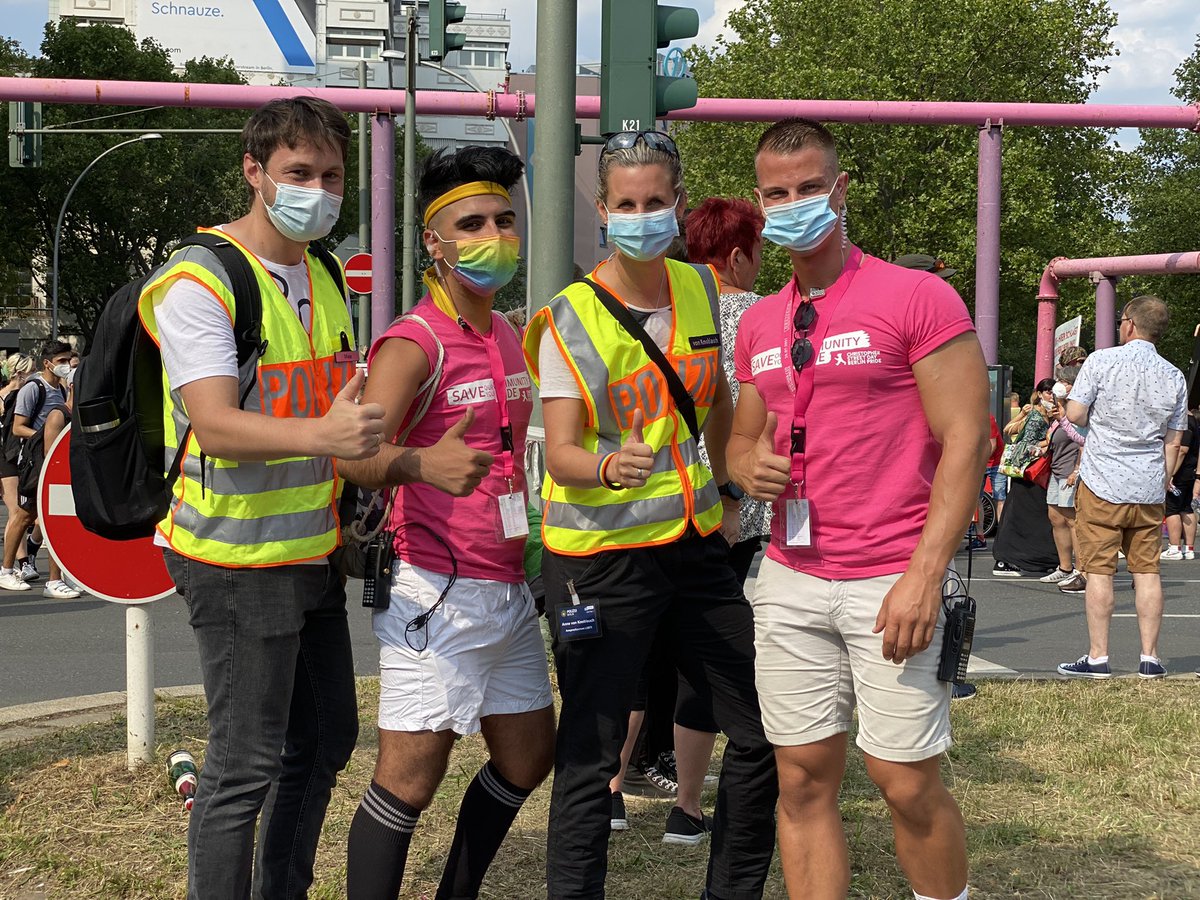 2 Mitarbeitende der Polizei Berlin und der Vorstand vom CSD-Berlin.