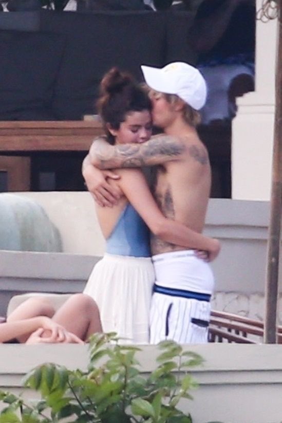 TMZ_fa's tweet photo. SPOTTED JUST NOW 

@latinaxrose 

Cheating on @Horjzcns with @justinbieber? https://t.co/lJP1cM8QWI