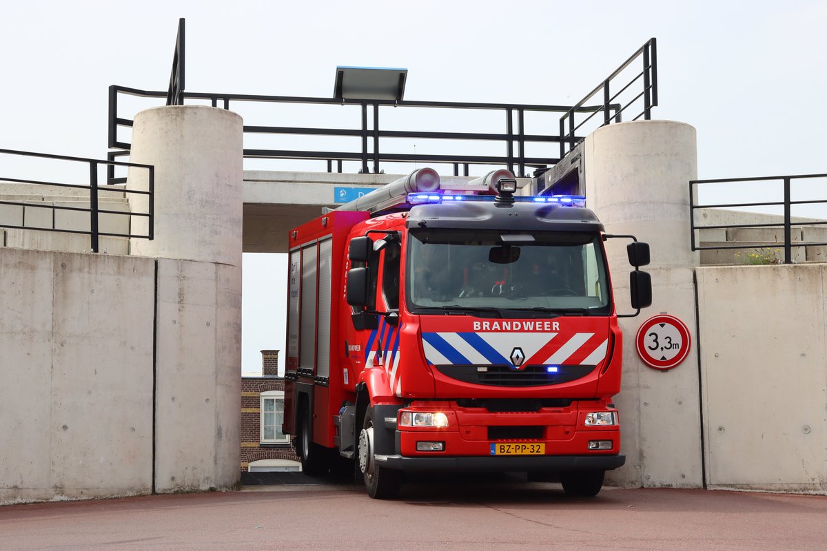 Het materieel van brandweer Den Oever met onder andere de nieuwe dienstbus. #brandweer #DenOever