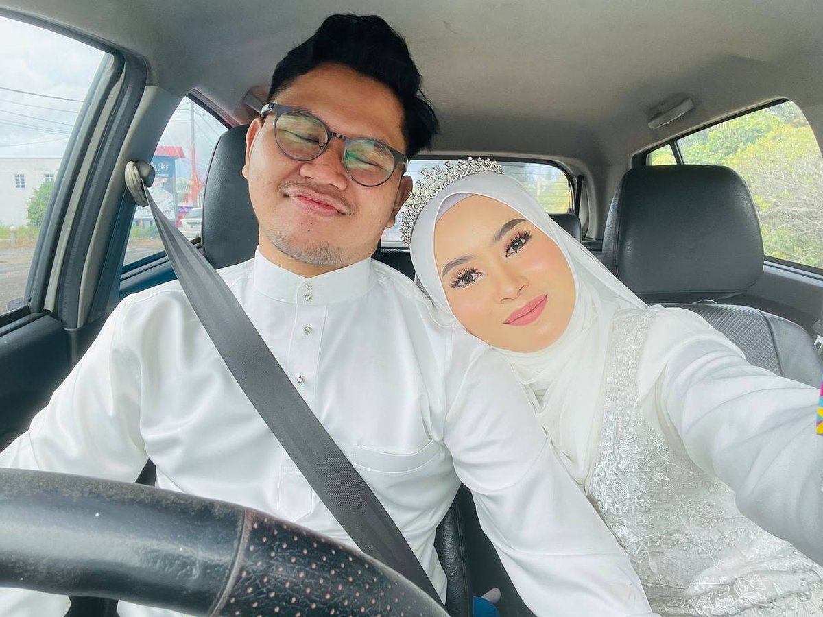 _dyadyla's tweet photo. Alhamdulillah for everything ✨
Terima kasih suami, ily 💕

Tak sangka dulu nya as classmates, now dah jadi roommate 🤪

#donenikah
#11072021 https://t.co/RrrSN2nlmF