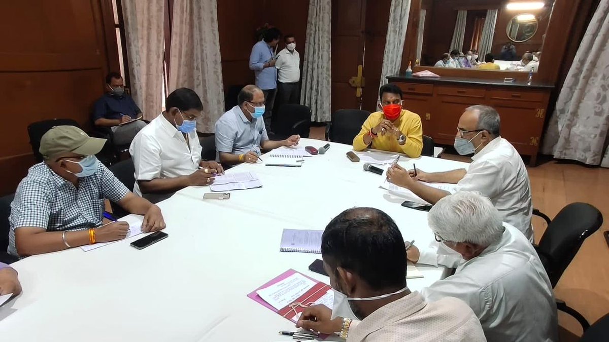 projsindore's tweet image. सांवेर विधानसभा क्षेत्र में स्वास्थ्य सेवाओं के उन्नयन की मंत्री श्री सिलावट ने की समीक्षा
----
प्रत्येक माह प्रगति की जानकारी देने के निर्देश अधिकारियों को दिये गये
Read More : bit.ly/3eRMWtR
#sanwer  #JansamparkMP  #mphealth
@healthminmp @minmpwrd @tulsi_silawat