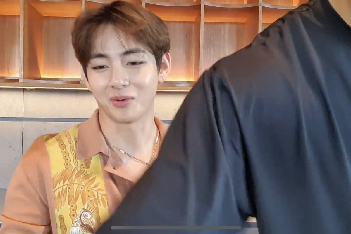 jimin__1013army's tweet image. ライブで見てたとき 全然顔出さないから、「スタッフさんかな〜」って思ってたら まさかのナムさんで笑った😂😂
しかもすごい笑顔でHYBEのTシャツ自慢してくるじゃん🤣🤣

なになに！？
すごい気になる終わり方するじゃん💭👀✨噂の新曲の練習か！？😏