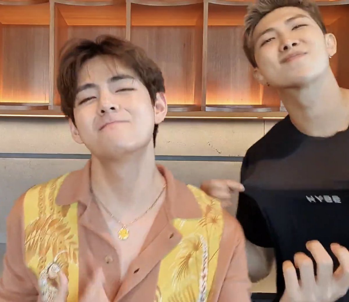 jimin__1013army's tweet image. ライブで見てたとき 全然顔出さないから、「スタッフさんかな〜」って思ってたら まさかのナムさんで笑った😂😂
しかもすごい笑顔でHYBEのTシャツ自慢してくるじゃん🤣🤣

なになに！？
すごい気になる終わり方するじゃん💭👀✨噂の新曲の練習か！？😏