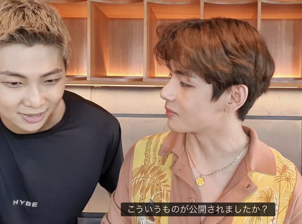 jimin__1013army's tweet image. ライブで見てたとき 全然顔出さないから、「スタッフさんかな〜」って思ってたら まさかのナムさんで笑った😂😂
しかもすごい笑顔でHYBEのTシャツ自慢してくるじゃん🤣🤣

なになに！？
すごい気になる終わり方するじゃん💭👀✨噂の新曲の練習か！？😏