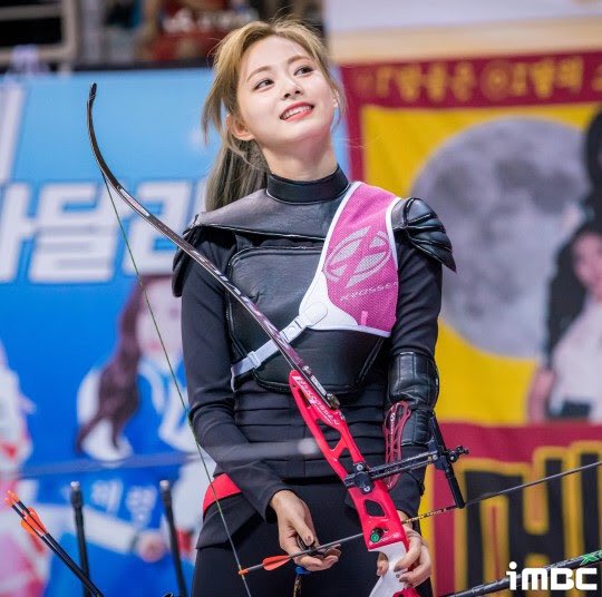 助六 K2c Char Twice みなさん分かってリツイートしてると思うけど これはkpopを代表するガールズグループ Twiceのメンバーで 台湾出身のツウィ Tzuyu ちゃんです なお ツウィは韓国の芸能人スポーツ大会でアーチェリーに出場して4連続10点という