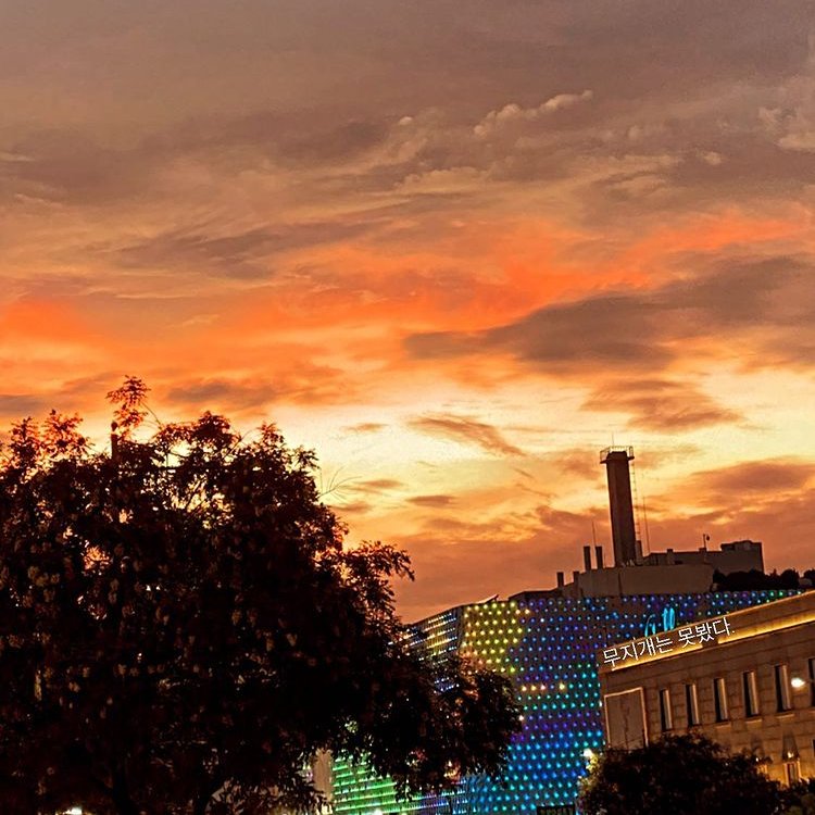 mitaverse___'s tweet image. "Life is like sunshine: sometimes it shines bright, sometimes it is covered by clouds and weeps with them" -2017

Under the orange sky, I feel so lucky being your best friend. Thanks for being mine although I didn't deserve  it

#FlyToTheSkyWithGFRIEND
#BuddySelcaDay
#GFRIEND