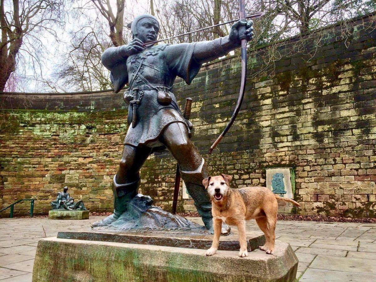 Over the years, the statue became a target for souvenir hunters and there have been times when Robin looked particularly forlorn, with no arrow, no bowstring and sometimes only half a bow. In the 50s and 60s, replacement arrows were costing the City Council £55 a time! 1/2