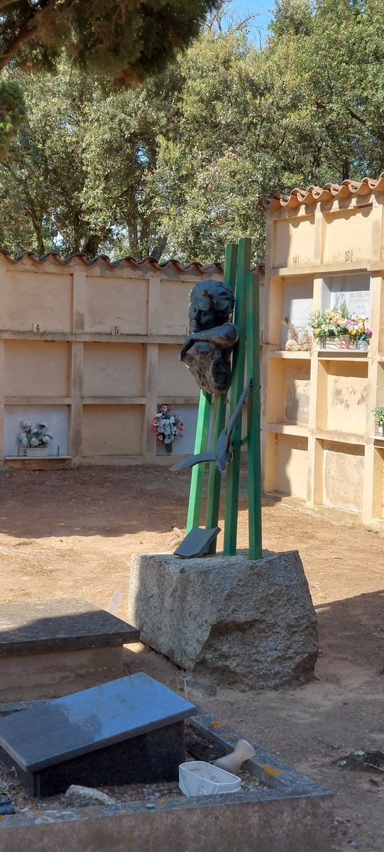 EsterMatali's tweet photo. He vingut a saludar la jefa. #Rodoreda #Romanyà https://t.co/kxzXDbLELl