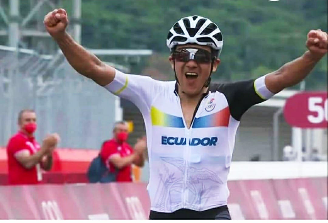 PROFE_RESTREPO's tweet photo. Recuerdo imborrable. Richard Carapaz a la izquierda patrocinado por Canapro,entidad que agrupa profesores colombianos,gana jornada Vuelta del Porvenir en San Agustin(Huila) noviembre/2010. Esta madrugada 11 años después(derecha)se titula campeón olímpico. Foto Fabio Chingate https://t.co/RXHD67RfPp