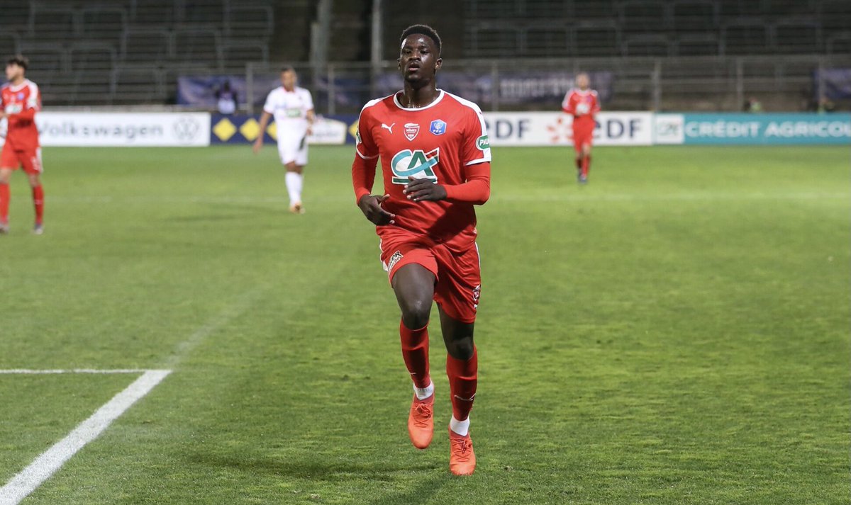 Michael_Michee's tweet photo. 🙃 Professionnel à Nîmes depuis peu, Mahamadou Doucouré est issu de la région parisienne (encore un). Alors qu’il performait avec les U17 à Montfermeil, il est repéré par Strasbourg. Mais ne parvient pas à s’imposer en Alsace et rebondit dans le Gard à l’été 2020.
#SCBNO #Ligue2 https://t.co/TJPh9P8B56