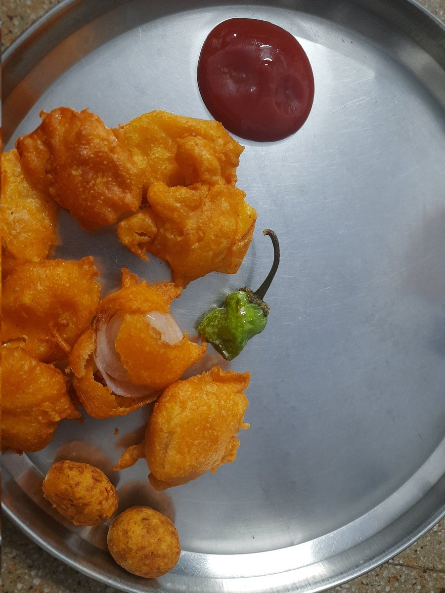 WisdomOfCric's tweet photo. Rain and pakode go to gather!
#pakoda #aloobhajiya #pyazpakoda #AhmedabadRains #rain #monsoon2021
#dinner #foodphotography #foodie #foodstagram #foodlover #foodpics #food #foodporn https://t.co/UQGn6bwbnY