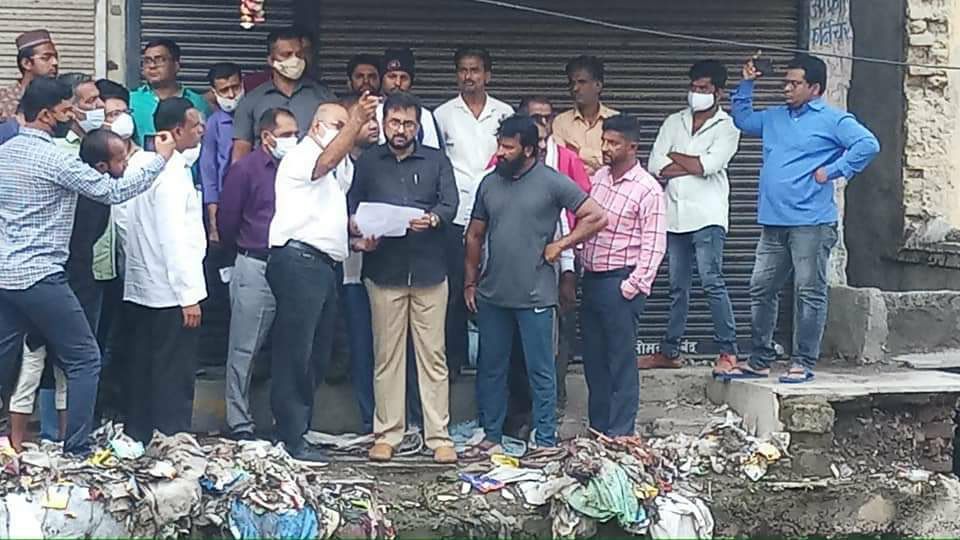 AimimShama's tweet photo. @aimim_national Aurangabad MP @imtiaz_jaleel inspected road work at Paithan Gate where people were suffering because Aurangabad Commissioner had allowed constructions on nallahs, causing  obstruction to the flow of water, due to which locals were being made to suffer.@asadowaisi https://t.co/10xzEwcyBZ