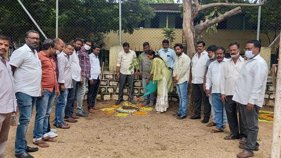 pvijayareddy1's tweet photo. On the occasion of Our dynamic leader @KTRTRS Anna Birthday  Planted saplings at Erramanzil colony ground along with Trs leaders . 
#GreenIndiaChallenge 
@MPsantoshtrs https://t.co/TeGOZZ53BW