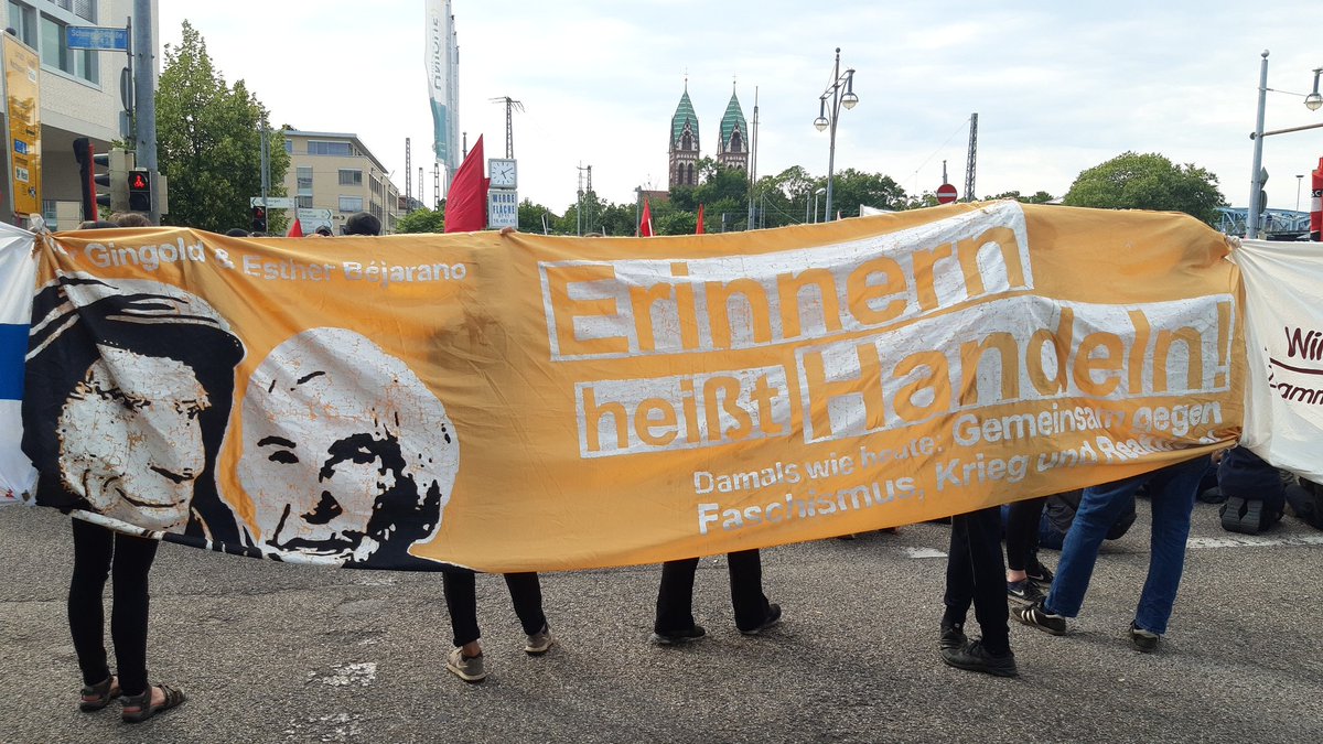 JRFotograf's tweet photo. 1710 #Antifa-#Demo wurde aufgelöst. #Polizeiproblem fordert auf d. Örtlichkeit in Kleingruppen zu verlassen. Langsam wird das auch getan. #Freiburg #FR2407 #KeinAngriffOhneAntwort https://t.co/9rXZaI6NBq