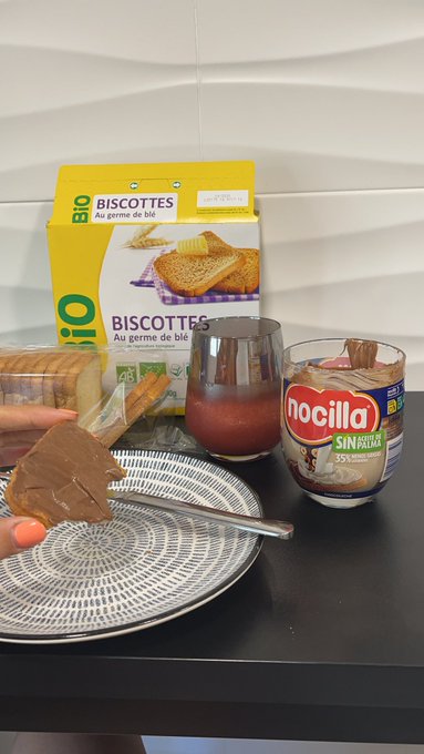 Notas algo raro en la foto? Quien lo adivine, se gana vip en mi canal de @TwitchES 😳 https://t.co/Oj<a href="/tag/marbellavice"class="tags"><span>#marbellavice</span></a>