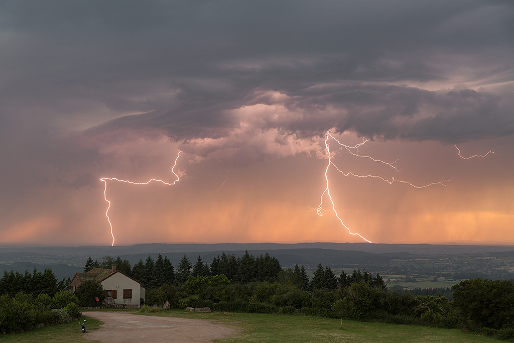 #Orage hier soir au soleil couchant sur la Butte de Suin en #SaôneetLoire, photographié par Simon Venin. 