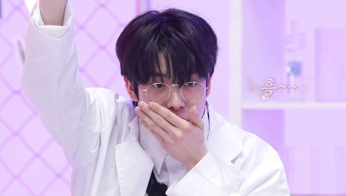 PARJIMINLOOKS's tweet photo. @fairychimtr @pjmnland hes cuteee omg https://t.co/XHmEpKAjrt