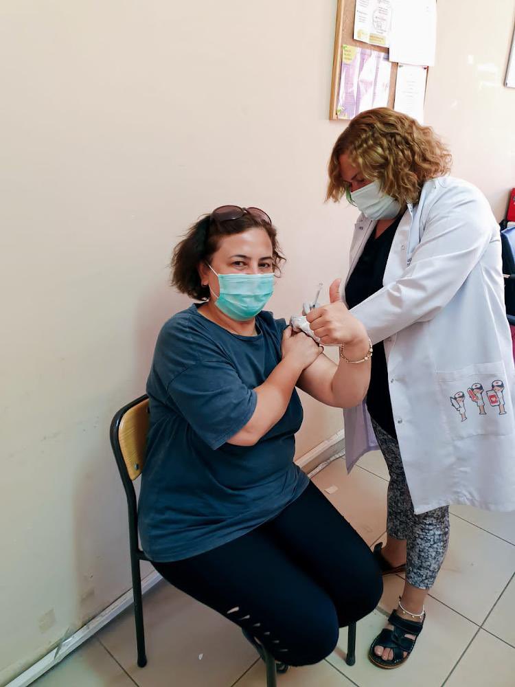 ABLASININ 3. DOZ AŞISINI YAPTI. Aydın Karacasu Toplum Sağlığı Merkezinde görevli Ebe Deniz Engür Karancı, hemşirelikten emekli kardeşi Pınar Mehri Şanlıer’in 3. doz Biontech aşısını kendisi yaptı. Deniz hanımın aşıyı erteleyenlere bir mesajı var: “BİZ SAĞLIKÇILARI ÖRNEK ALIN.”
