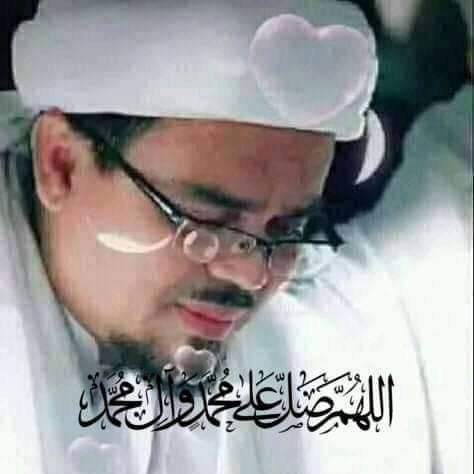 Siapa yang tidak rindu sama beliau?
Siapa yang tidak ingin berjumpa sama beliau
Dan siapa yang tidak ingin mencium tangan beliau😢 IB HRS
Demi Allah Aku rindu Beliua😭
