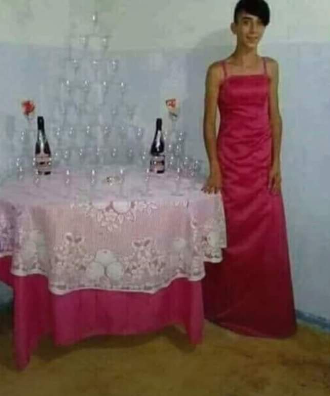 ElCanijo11's tweet photo. El Gussi @guaggo21 cuando celebro sus XV añotes, el @dabitobb fue su chambelan, #Princessos #Uñasgelish https://t.co/Sk3vb1wdbZ