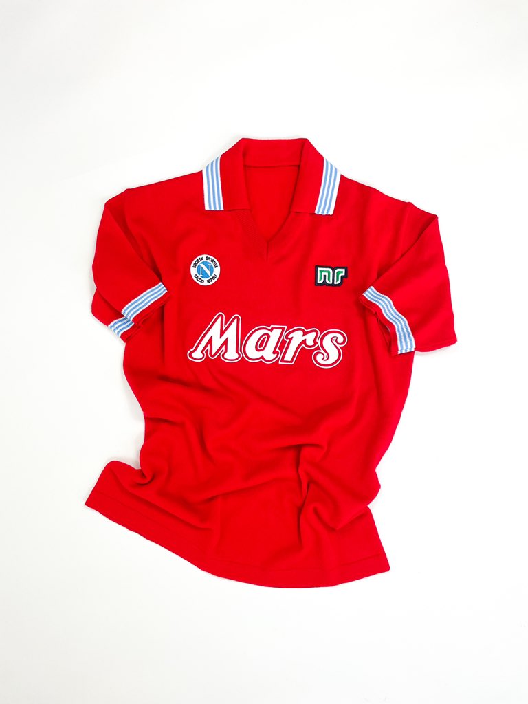 classicsoccerjs's tweet image. 🚨 GIVEAWAY 🚨

The sale of the gorgeous 1988-89 Napoli ‘Maradona’ third re-issues starts at 6 pm CET today! 

To celebrate this, @classicsoccerjs is giving away 1 shirt in your size!

To enter, simply:

1️⃣ Retweet 
2️⃣ Follow @classicsoccerjs
3️⃣ Reply with your size

Good luck!