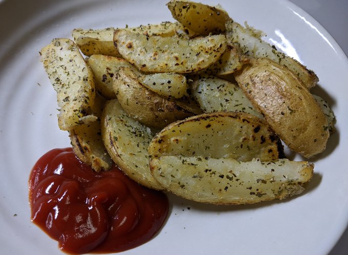 レンジで加熱したジャガイモにオリーブオイルをまぶしてフライパンで焼いた即席のフライドポテトを作る(油で揚げてないのでフライドポテトと言えるのか分からないけど😅)
今夜はこれをつまみに晩酌😋 