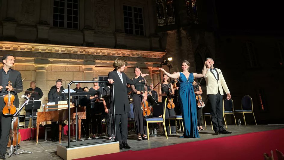 franceinfo's tweet photo. Aux 50e Nuits musicales d'Uzès, un grand festival dans une petite ville, Laurence Equilbey enchante la Cour du Duché avec Mozart

https://t.co/QW4rR4Yef7 https://t.co/SJLzJXtffm