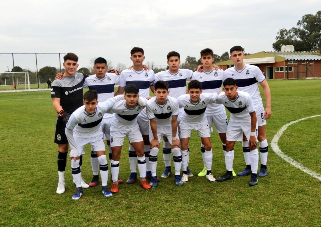 #Séptima ⚽️
¡GANÓOO GIMNASIA! La séptima división de Sebastián Barclay se trae los tres puntos de La Capilla. Con un gol en contra y otro de Thiago Kloster, la 2005 venció a Defensa y Justicia.

#DyJ 0-2 #GELP