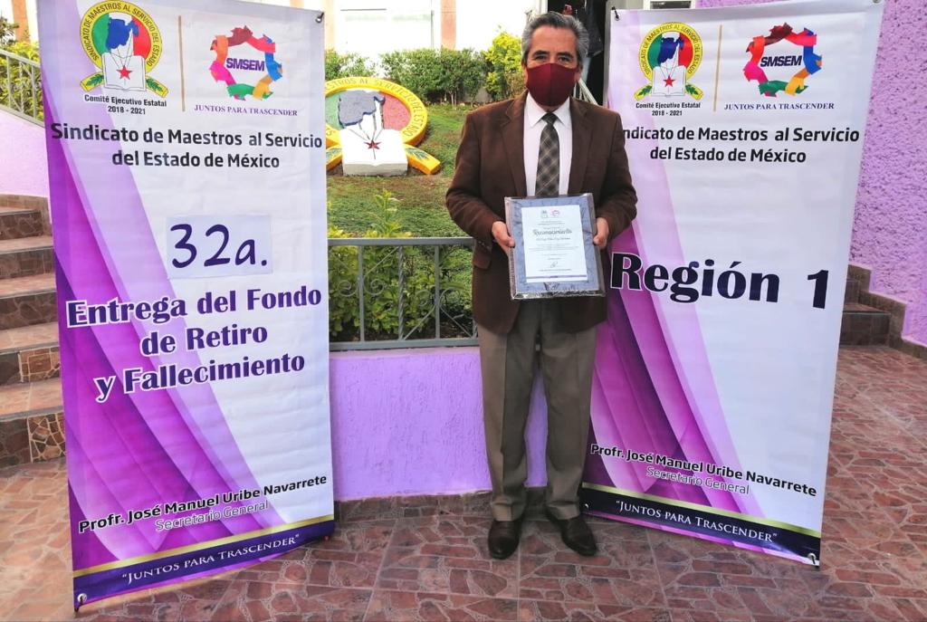 SMSEMmx's tweet photo. La Dirigencia Estatal 2018 - 2021 del SMSEM, encabezada por el Profr. @ManuelUribeN, Secretario General; hizo la Trigésimo Segunda entrega de Fondo de Retiro por Jubilación, Inhabilitación y Fallecimiento (FONRETyF) 

¡Te cuidas tú, nos cuidamos todos!

#JuntosParaTrascender https://t.co/6ECsv6SHm9
