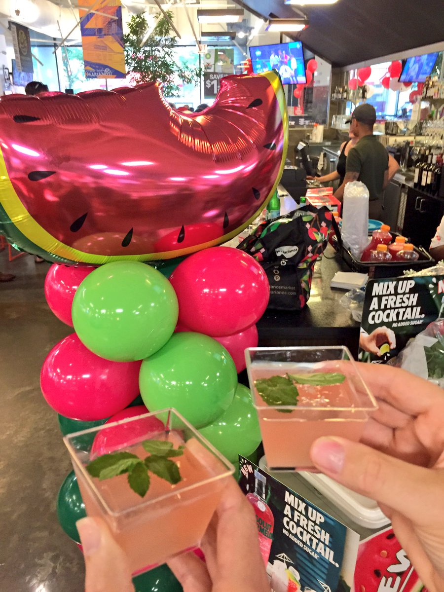 ant_kneee's tweet photo. We had a great time previewing all of the new offerings only @MarianosMarket #Lakeview East! There's a Bubbles Bar, Balloon Store, @WowBao, Guac Bar, Mac n Cheese Bar, Oki Sushi &amp; Vero Gelato. We sipped @AbsolutUS Watermelon cocktails &amp; got to hang with some amazing chefs. 🥂 https://t.co/ZRacW8zgLO