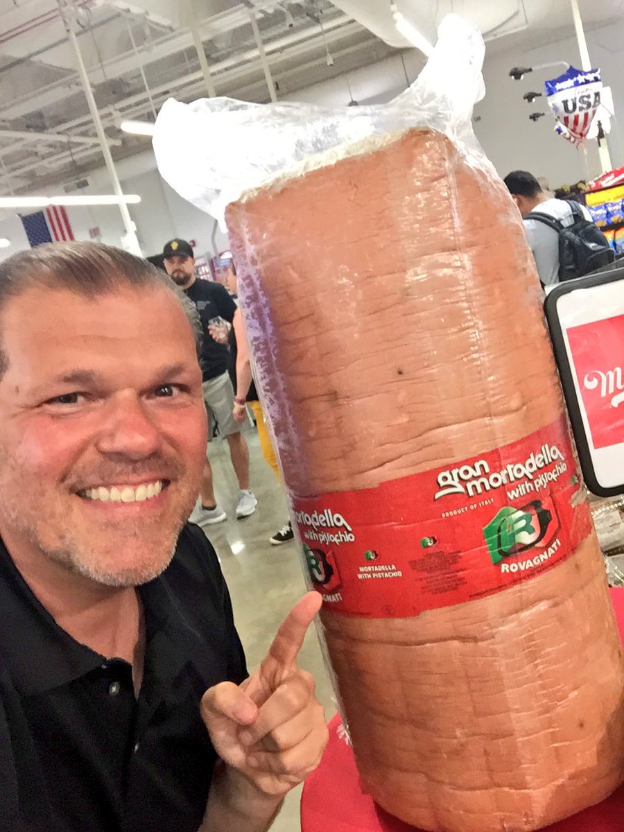 ant_kneee's tweet photo. We had a great time previewing all of the new offerings only @MarianosMarket #Lakeview East! There's a Bubbles Bar, Balloon Store, @WowBao, Guac Bar, Mac n Cheese Bar, Oki Sushi &amp; Vero Gelato. We sipped @AbsolutUS Watermelon cocktails &amp; got to hang with some amazing chefs. 🥂 https://t.co/ZRacW8zgLO