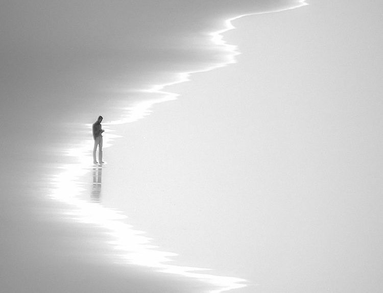 Hay pensamientos que son oraciones. Hay momentos en que, fuere cual fuere la postura del cuerpo, el alma está arrodillada.

Victor Hugo.