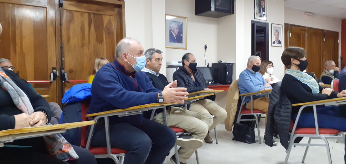 ucr_comiteRvia's tweet photo. Ayer en la Casa Radical de Rivadavia recibimos a @JoseThomasOk y a #Gustavo_Capone en el marco del Ciclo de charlas-debate donde abordamos la temática EDUCACIÓN participaron además el intendente @MiguelRoncoOk #HugoMartin delegado zona este y @cjfornasari (U.C.R Rivadavia)@MzaDGE https://t.co/qEKfU4XJ9Y