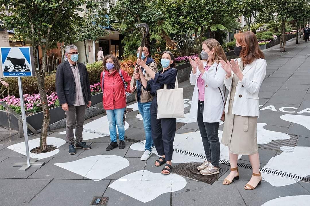 xanceda's tweet photo. Hoxe inauguramos o #pasodevaca 🐮🐮 de Santiago de Compostela cos concelleiros da corporación Mercedes Rosón, Gonzalo Muiños, J. Manuel Pichel e Goretti Sanmartín. Vémonos mañá de 12 da mañá a 8 da tarde na Praza Roxa con festa, degustacións, actividades... #diadegalicia https://t.co/IP4WhRSoFI