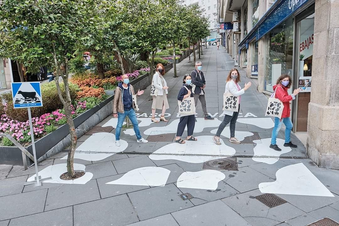 xanceda's tweet photo. Hoxe inauguramos o #pasodevaca 🐮🐮 de Santiago de Compostela cos concelleiros da corporación Mercedes Rosón, Gonzalo Muiños, J. Manuel Pichel e Goretti Sanmartín. Vémonos mañá de 12 da mañá a 8 da tarde na Praza Roxa con festa, degustacións, actividades... #diadegalicia https://t.co/IP4WhRSoFI