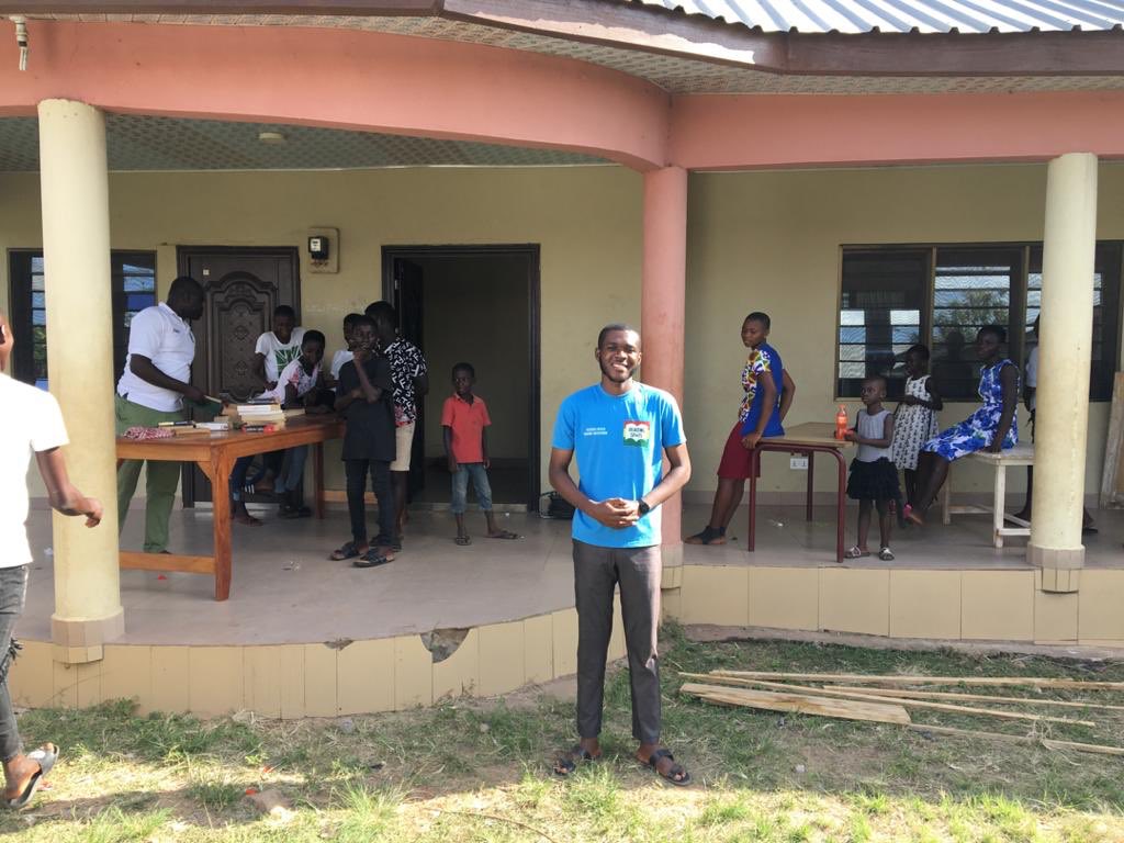 eduspots's tweet photo. “I am engaging the community to help empower the young ones through education.” Selorm, @eduspots volunteer.
#Spot9 is Apegusu - there is so much energy in this community!
Today they’ve held a spelling bee competition and engaged in games as part of our #literacyfestival. https://t.co/J1HuvaxhQk