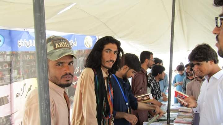 bsf_hub's tweet photo. بلوچ اسٹوڈنٹس ایشن کمیٹی آواران ھنکین ءِ نیمگ ءَ چہ دو روچی  کتابی مراگِش "مھرگڑھ کتاب کارروان" ءِ دیمدرائی بوتگ۔ اِے دیمدرائی ءِ مراگش ءَ آواران نادراجاہ ءِ ایم ایس ڈاکٹر امیربکش کمبرانی، عاپیہ جی ایم ءُ بساک ءِ بُنجاھی آرگنائزر ڈاکٹر شکیل بلوچ ساڈی بوتگ اَنت۔ https://t.co/1t53CIsXv0